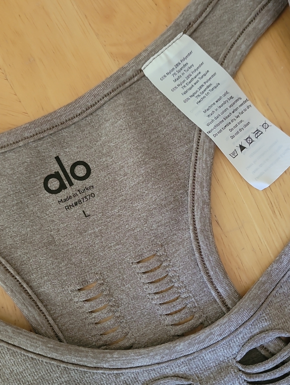 ALO Yoga Vixen Fitted Yoga Crop Tank Top - Picture 4 of 10